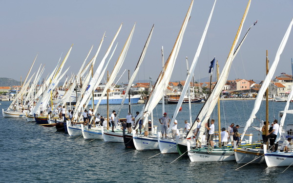 Murter, 270909.
Regata Latinsko idro.
Svake godine u povodu blagdana sv. Mihovila, zastitnika murterske zupe, odrzava se regata Latinsko idro. Start joj je uvijek u uvali Hramina, plovi se iskljucivo latinskim jedrom u tradicijskim brodovima rasporedjenim Murter, 270909.
Regata Latinsko idro.
Svake godine u povodu blagdana sv. Mihovila, zastitnika murterske zupe, odrzava se regata Latinsko idro. Start joj je uvijek u uvali Hramina, plovi se iskljucivo latinskim jedrom u tradicijskim brodovima rasporedjenim