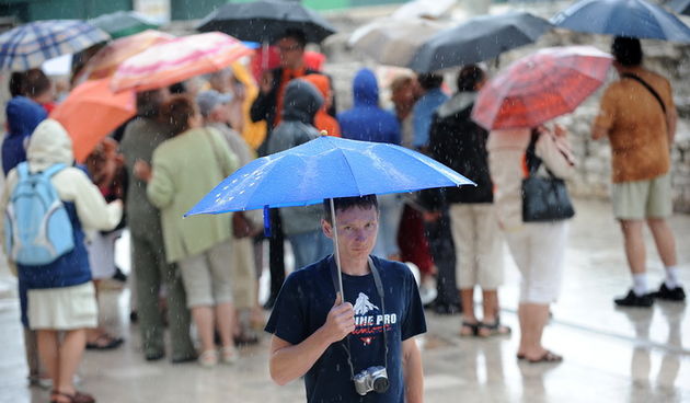 Zadar, 300710.
Kisa koja cjelo jutro pada u Zadru nije omela mnogobrojne turiste u razgledavanju grada.
Foto : Andrija Lucic / cropix