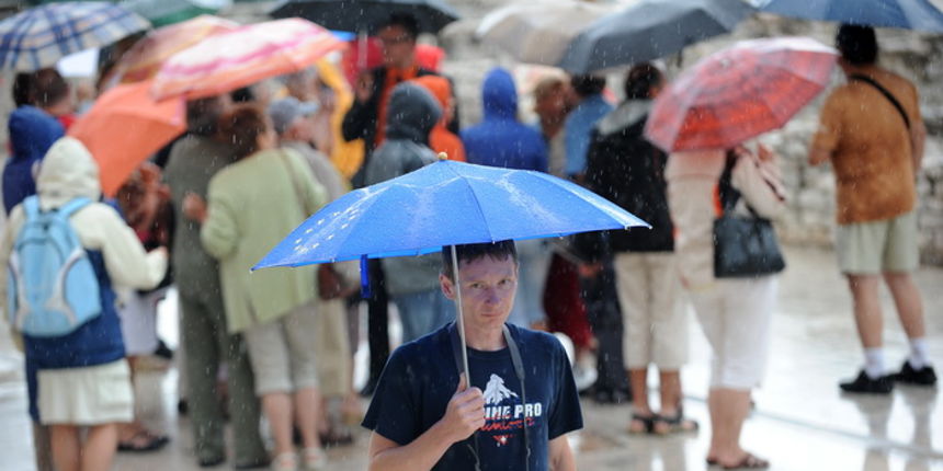 Zadar, 300710.
Kisa koja cjelo jutro pada u Zadru nije omela mnogobrojne turiste u razgledavanju grada.
Foto : Andrija Lucic / cropix