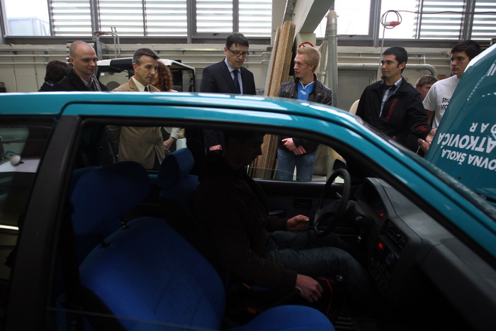 Zadar, 250313.
Ministar znanosti, obrazovanja i sporta Zeljko Jovanovic sa suradnicima boravi u radnom posjetu Zadru. Obisao je Strukovnu skolu Vice Vlatkovica, jednu od najopremljenijih i najinovativnijih strukovnih skola u Hrvatskoj, a domacin mu je bio