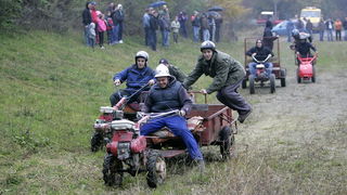 Orahovica, 171010.
Nedaleko od orahovackog jezera na obroncima brda Ruzica grada odrzana je cetvrta po redu utrka motokultivatora i specijalnih vozila koja su izradjena od motora mjesalice za beton i mjenjaca automobila Lada Niva. Namjera organizatora utr