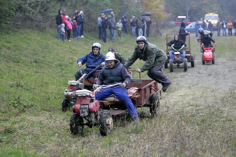 Orahovica, 171010.
Nedaleko od orahovackog jezera na obroncima brda Ruzica grada odrzana je cetvrta po redu utrka motokultivatora i specijalnih vozila koja su izradjena od motora mjesalice za beton i mjenjaca automobila Lada Niva. Namjera organizatora utr