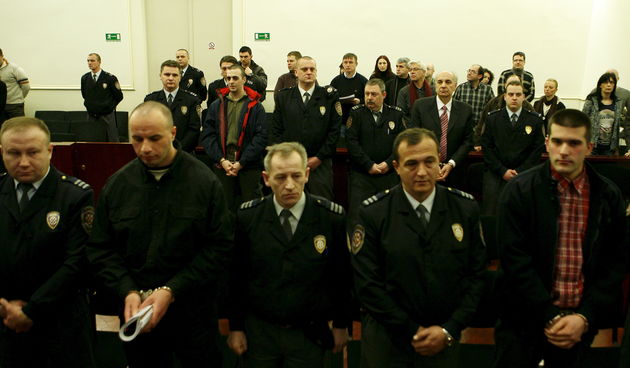 Pocetak sudjenja prvooptuzenom Robertu Matanicu i drugima za ubojstvo Ive Pukanica i Nike Franjica. Na fotografiji: prvi red Robert i Luka Matanic. Drugi red Amir Mafalani i Slobodan Djurovic. Foto: Goran Mehkek / CROPIX