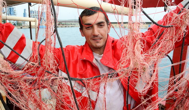 Zadar, 160512.
Zadarska ribarica Virginia 1 sa kapetanom Sasom Elis ribarila je u ZERPU. Tamo su joj, unatoc upozorenjima gdje se tocno nalazi mreza, talijanske ribarice pokidale oko 20 km mreze i nanijele im veliku materijalnu stetu. Hrvatska obalna stra