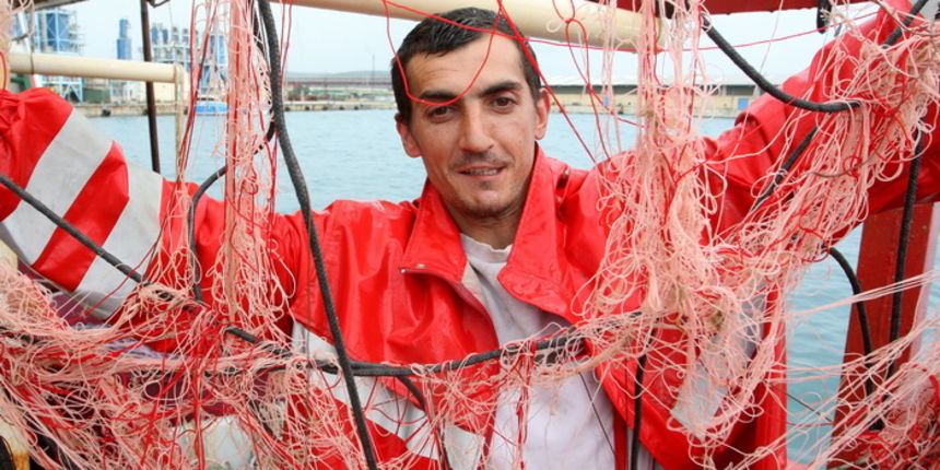 Zadar, 160512.
Zadarska ribarica Virginia 1 sa kapetanom Sasom Elis ribarila je u ZERPU. Tamo su joj, unatoc upozorenjima gdje se tocno nalazi mreza, talijanske ribarice pokidale oko 20 km mreze i nanijele im veliku materijalnu stetu. Hrvatska obalna stra