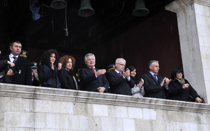 Dubrovnik, 061211.
Svecani mimohod i postrojavanje branitelja grada Dubrovnika iz 1991. godine na Stradunu u sklopu proslave dana Branitelja pred predsjednikom RH Ivom Josipovicem.
Na slici: gradonacelnik Andro Vlahusic, Ivo Josipovic, Nojko Marinovic.
F Dubrovnik, 061211.
Svecani mimohod i postrojavanje branitelja grada Dubrovnika iz 1991. godine na Stradunu u sklopu proslave dana Branitelja pred predsjednikom RH Ivom Josipovicem.
Na slici: gradonacelnik Andro Vlahusic, Ivo Josipovic, Nojko Marinovic.
F