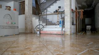 Obrovac: Poplava se polako povlači, stanovnici spašavaju stvari iz domova