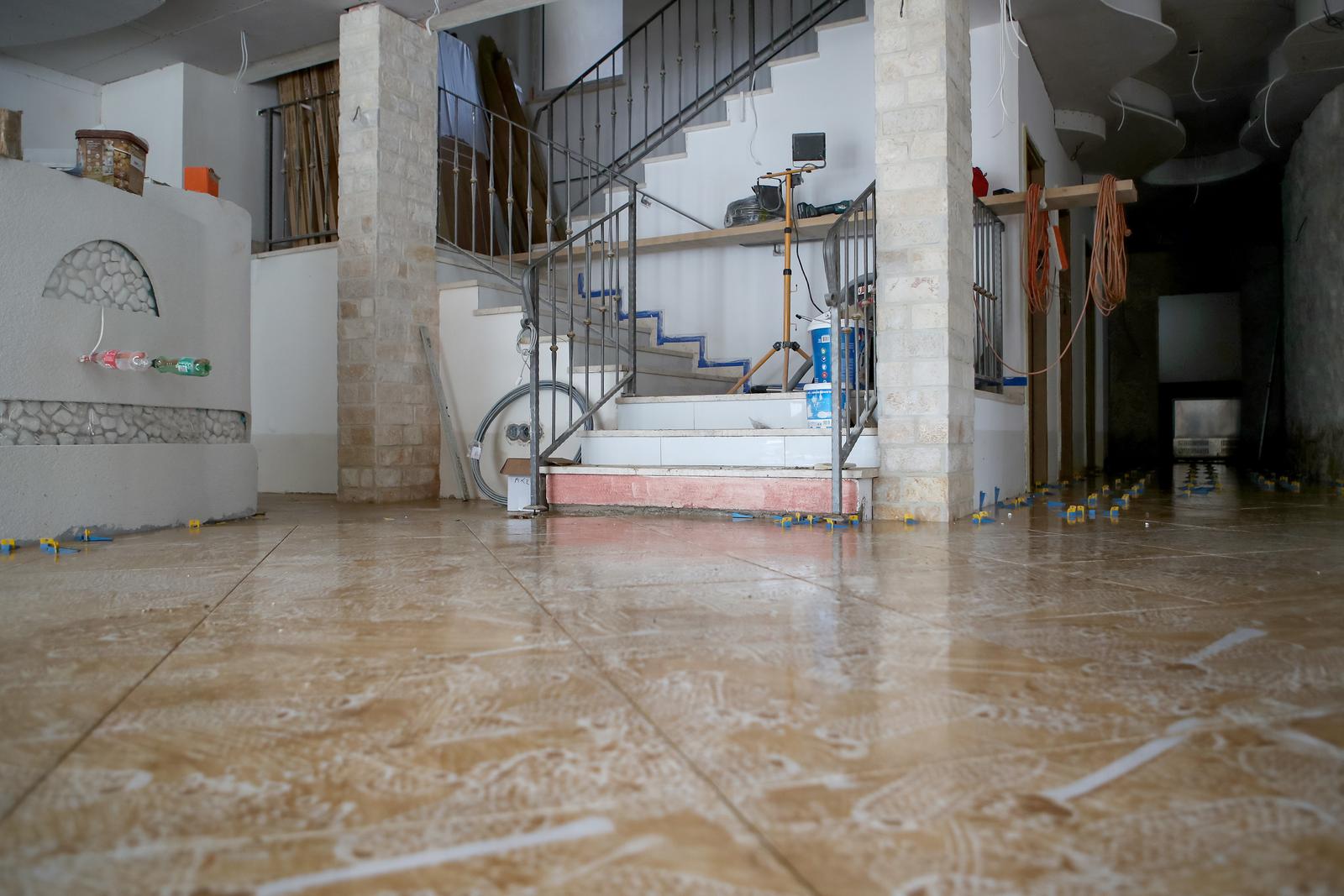 Obrovac: Poplava se polako povlači, stanovnici spašavaju stvari iz domova