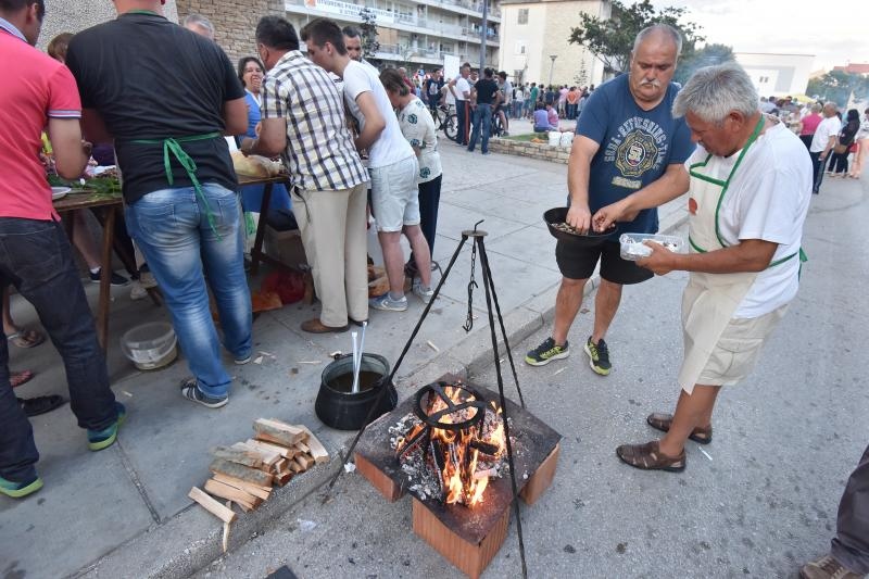 U sklopu Benkovackog kulturnog ljeta Grad Benkovac i Turisticka zajednica Grada Benkovca vec cetvrtu godinu za redom organiziraju manifestaciju Puzevim korakom. Radi se o gastro manifestaciji pripreme i degustacije puzeva. Posjetitelji su imali prilike d U sklopu Benkovackog kulturnog ljeta Grad Benkovac i Turisticka zajednica Grada Benkovca vec cetvrtu godinu za redom organiziraju manifestaciju Puzevim korakom. Radi se o gastro manifestaciji pripreme i degustacije puzeva. Posjetitelji su imali prilike d