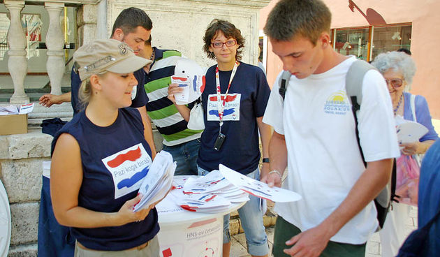 HNS mladez dijeli promo materijal na narodnom trgu