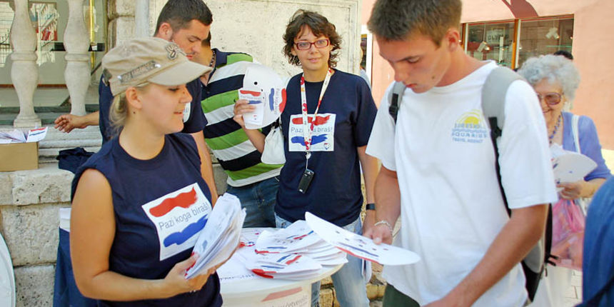 HNS mladez dijeli promo materijal na narodnom trgu