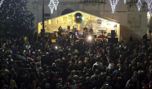 Zadar, 010113.
Docek Nove 2013. godine.Narodni trg. 
Na punim gradskim trgovima i ulicama te mnostvo glazbe i veselja slavilo se do dugo u noc ispracaj Stare 2012. i docek Nove 2013. godine.
Na Narodnom trgu Nova 2013. se docekala uz nastup grupe Kanela i