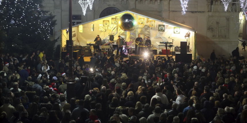 Zadar, 010113.
Docek Nove 2013. godine.Narodni trg.
Na punim gradskim trgovima i ulicama te mnostvo glazbe i veselja slavilo se do dugo u noc ispracaj Stare 2012. i docek Nove 2013. godine.
Na Narodnom trgu Nova 2013. se docekala uz nastup grupe Kanela i Zadar, 010113.
Docek Nove 2013. godine.Narodni trg.
Na punim gradskim trgovima i ulicama te mnostvo glazbe i veselja slavilo se do dugo u noc ispracaj Stare 2012. i docek Nove 2013. godine.
Na Narodnom trgu Nova 2013. se docekala uz nastup grupe Kanela i