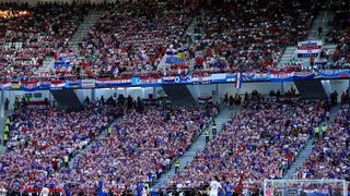 U dvoboju zadnjeg, 3. kola D skupine EURA u Bordeauxu igraju nogometaši Hrvatske i Španjolske (1-1).   Pred 40.000 gledatelja na stadionu Matmut Atlantic sudi Bjorn Kuipers.    Strijelci: 0-1 Morata (7), 1-1 Kalinić (45)