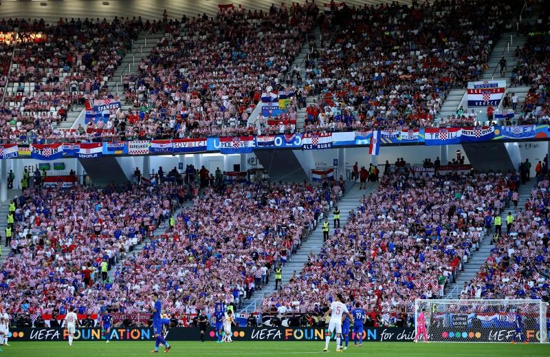 U dvoboju zadnjeg, 3. kola D skupine EURA u Bordeauxu igraju nogometaši Hrvatske i Španjolske (1-1).   Pred 40.000 gledatelja na stadionu Matmut Atlantic sudi Bjorn Kuipers.    Strijelci: 0-1 Morata (7), 1-1 Kalinić (45)
