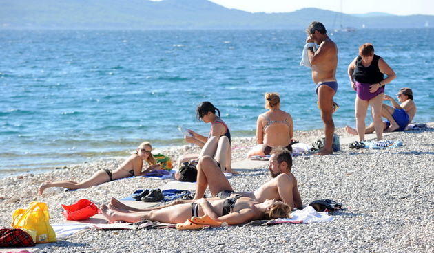 Zadar, 300911.
Onima koji se nisu stigli dovoljno kupati ovo ljeto, sunce je pruzilo drugu sansu. Kupanje i suncanje na zadarskoj rivi i plazi Kolovare.
Foto: Andrija Lucic / CROPIX