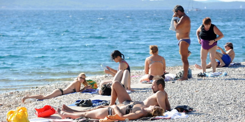 Zadar, 300911.
Onima koji se nisu stigli dovoljno kupati ovo ljeto, sunce je pruzilo drugu sansu. Kupanje i suncanje na zadarskoj rivi i plazi Kolovare.
Foto: Andrija Lucic / CROPIX Zadar, 300911.
Onima koji se nisu stigli dovoljno kupati ovo ljeto, sunce je pruzilo drugu sansu. Kupanje i suncanje na zadarskoj rivi i plazi Kolovare.
Foto: Andrija Lucic / CROPIX