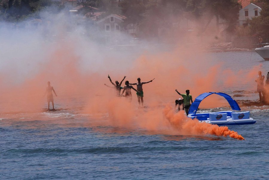 Tunuara 2016 – defile ribarica, spremanje brudeta, demonstracija ribarske vještine i koncert Zorica Kondža. Foto: TZ općine Kali/Adam Vidas Tunuara 2016 – defile ribarica, spremanje brudeta, demonstracija ribarske vještine i koncert Zorica Kondža. Foto: TZ općine Kali/Adam Vidas