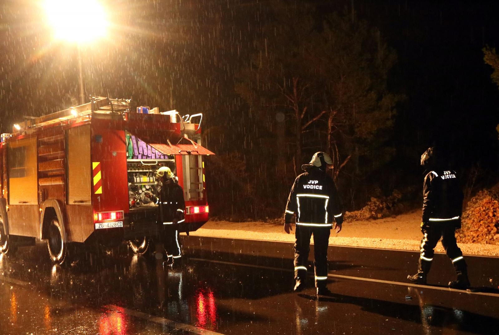 Vodice: U sudaru automobila i autobusa tri osobe ozlijeđene, a autobus završio na boku
