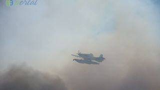 Zemaljske i zračne vatrogasne snage gase veliki šumski požar kod Crvene luke. Foto: Franjo Jurić/eBiograd Zemaljske i zračne vatrogasne snage gase veliki šumski požar kod Crvene luke. Foto: Franjo Jurić/eBiograd