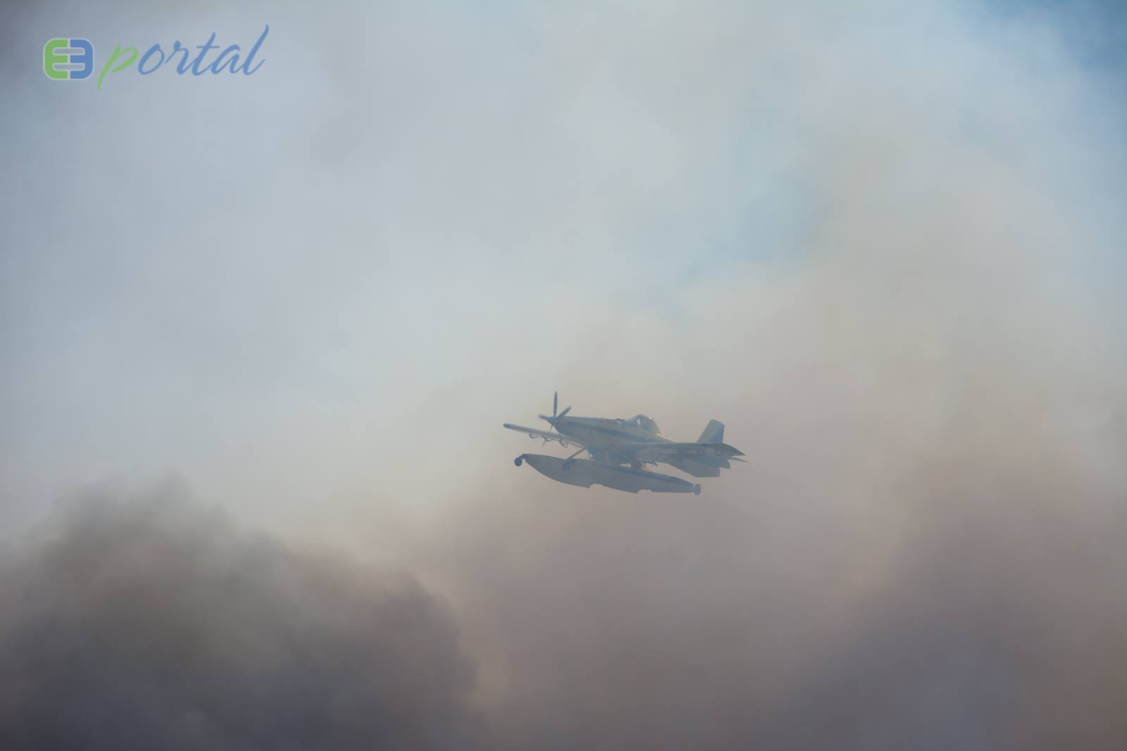 Zemaljske i zračne vatrogasne snage gase veliki šumski požar kod Crvene luke. Foto: Franjo Jurić/eBiograd Zemaljske i zračne vatrogasne snage gase veliki šumski požar kod Crvene luke. Foto: Franjo Jurić/eBiograd