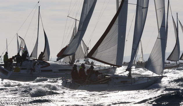 Split, 141011.
Start 67. Viske regate ispred gradske luke Split.  tartalo je  120 jedrilica iako  se za regatu prijavilo 155 jedrilica. Zbog jake bure koja je puhala od 20-25 cvorova dio posada odustao je od starta.  U subotu se jedri trokut u luci Vis ,