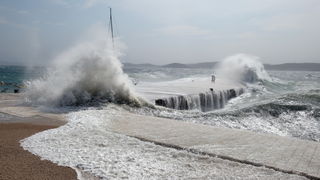 Zadar, 260812
Olujno nevrijeme sa jakim zapadnim vjetrom zahvatilo je u ranim popodnevnim satima zadarsko podrucje na radost brojnih turista i Zadrana koji su uzivali u prekrasnim prizorima, ali isto tako i na nesrecu mnogih nauticara kojima je ovakva olu