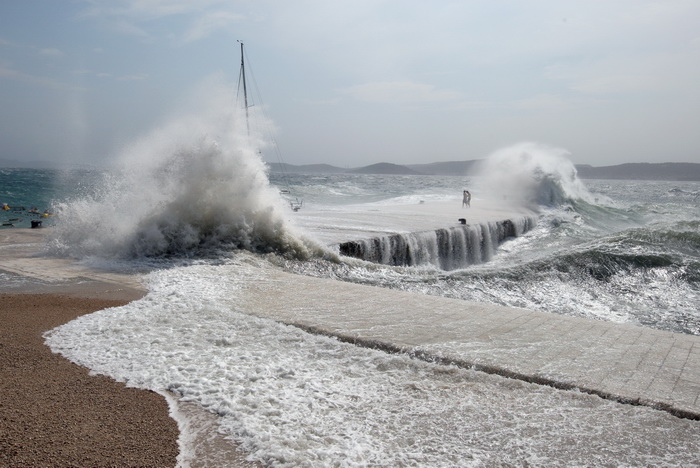 Zadar, 260812
Olujno nevrijeme sa jakim zapadnim vjetrom zahvatilo je u ranim popodnevnim satima zadarsko podrucje na radost brojnih turista i Zadrana koji su uzivali u prekrasnim prizorima, ali isto tako i na nesrecu mnogih nauticara kojima je ovakva olu
