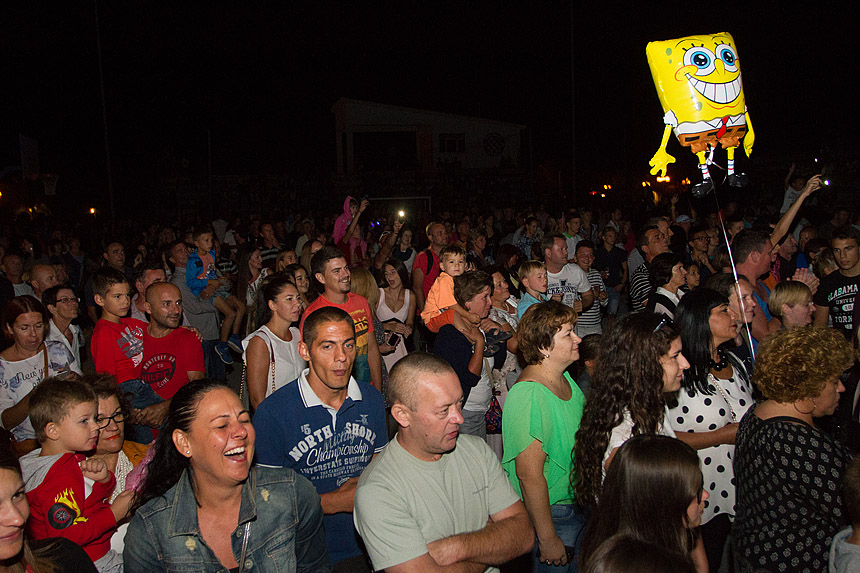 Mještani Bibinja sinoć su uživali u vrhunskom koncertu grupe Colonija na sportskom centru Crljenica Mještani Bibinja sinoć su uživali u vrhunskom koncertu grupe Colonija na sportskom centru Crljenica