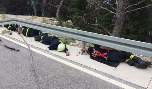 Iscrpljeni vatrogasci odmaraju nakon iscrpljujuće bornbe s požarom u Makarskom primorju
