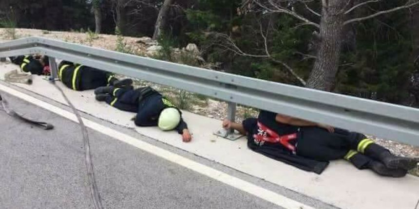 Iscrpljeni vatrogasci odmaraju nakon iscrpljujuće bornbe s požarom u Makarskom primorju Iscrpljeni vatrogasci odmaraju nakon iscrpljujuće bornbe s požarom u Makarskom primorju