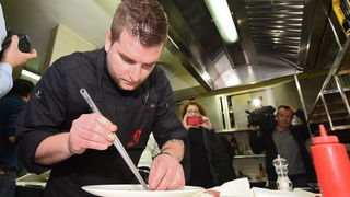 Restoran Foša: Chef Damr Tomljanović oduševio japanskog kolegu pripremom “dalmatinskog sushija” Restoran Foša: Chef Damr Tomljanović oduševio japanskog kolegu pripremom “dalmatinskog sushija”