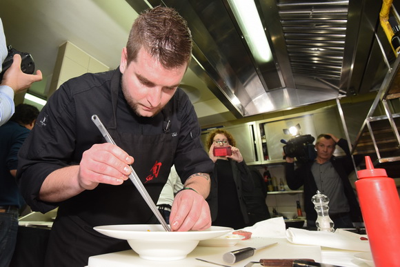 Restoran Foša: Chef Damr Tomljanović oduševio japanskog kolegu pripremom “dalmatinskog sushija” Restoran Foša: Chef Damr Tomljanović oduševio japanskog kolegu pripremom “dalmatinskog sushija”