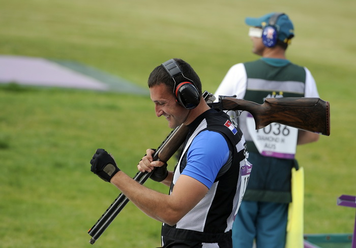 London, 060812.
Hrvatski strijelci Anton Glasnovic i Giovanni Cernogoraz u finalu trapa tijekom Olimpijskih Igara u Londonu.
Na fotografiji: Giovanni Cernogoraz osvojio je zlato, u pozadini Australac Michael Diamond koji je u finale usao bez jednog promas