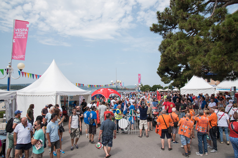 Spektakularni defile vespaša, foto: Vinko Pešić Spektakularni defile vespaša, foto: Vinko Pešić