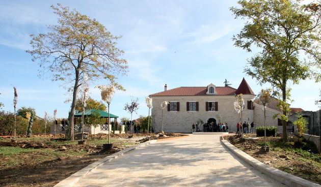 Zadar, 291011.
Danas su koludrice (zadarske sestre benediktinke ) organizirle hodocasce u Smilcic. U 10,00 krenule su sa starog autobusnog kolodvora na poluotoku u Zadru zaustavile su se u Zemuniku Gornjem, kod rodne kuce pokojnog zadarskog nadbiskupa Iva