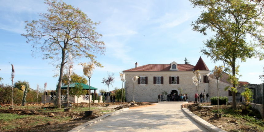 Zadar, 291011.
Danas su koludrice (zadarske sestre benediktinke ) organizirle hodocasce u Smilcic. U 10,00 krenule su sa starog autobusnog kolodvora na poluotoku u Zadru zaustavile su se u Zemuniku Gornjem, kod rodne kuce pokojnog zadarskog nadbiskupa Iva Zadar, 291011.
Danas su koludrice (zadarske sestre benediktinke ) organizirle hodocasce u Smilcic. U 10,00 krenule su sa starog autobusnog kolodvora na poluotoku u Zadru zaustavile su se u Zemuniku Gornjem, kod rodne kuce pokojnog zadarskog nadbiskupa Iva