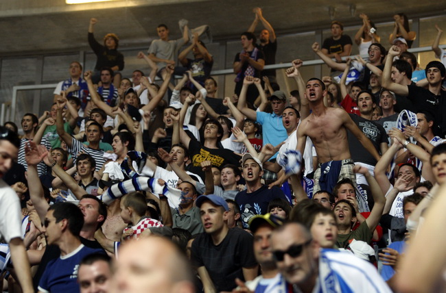 Zadar, 010610.
Dvorana Kresimir Cosic u Zadru. Druga finalna utakmica kosarkaskog prvenstva Hrvatske odigrana izmedju KK Zadar i KK Cibona.
Na slici: Slavlje igraca i navijaca Zadra.
Foto: Jure Miskovic / CROPIX Zadar, 010610.
Dvorana Kresimir Cosic u Zadru. Druga finalna utakmica kosarkaskog prvenstva Hrvatske odigrana izmedju KK Zadar i KK Cibona.
Na slici: Slavlje igraca i navijaca Zadra.
Foto: Jure Miskovic / CROPIX