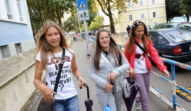 Zadar, 060910.
Danas 6. rujna pocela je skola. 
Na fotografiji: djeca ispred osnovne skole Petar Preradovic.
Foto: Andrija Lucic / CROPIX
