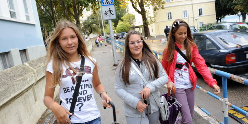 Zadar, 060910.
Danas 6. rujna pocela je skola.
Na fotografiji: djeca ispred osnovne skole Petar Preradovic.
Foto: Andrija Lucic / CROPIX Zadar, 060910.
Danas 6. rujna pocela je skola.
Na fotografiji: djeca ispred osnovne skole Petar Preradovic.
Foto: Andrija Lucic / CROPIX