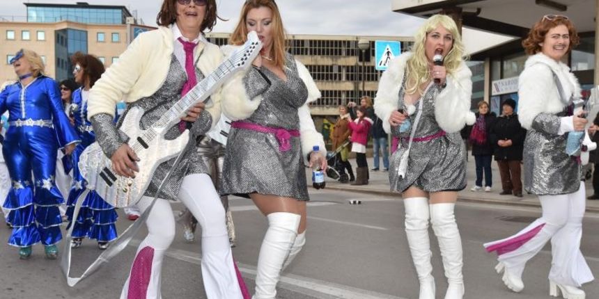 Karnevalska povorka okupila se na parkiralistu kod ‘Ljepotice’ a potom je krenula prema sredisnjem gradskom Trgu. Photo: Dino Stanin/PIXSELL Karnevalska povorka okupila se na parkiralistu kod ‘Ljepotice’ a potom je krenula prema sredisnjem gradskom Trgu. Photo: Dino Stanin/PIXSELL