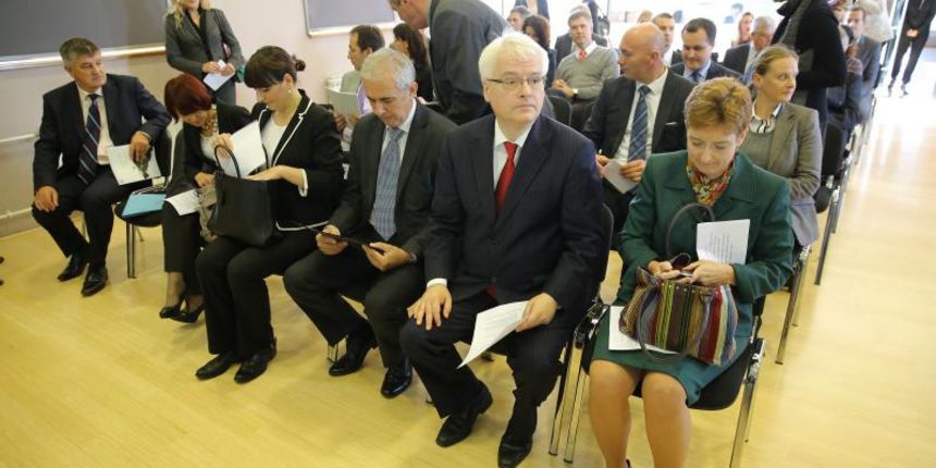 09.11.2013., Zadar – Predsjednik RH Ivo Josipovic posjetio je Impact centar gdje se odrzala prezentacija izvjestaja UNDP-a o ruralnom razvoju. Photo: Filip Brala/PIXSELL Autor Filip Brala/PIXSELL KLJUČNE RIJEČI predsjednik, Ivo Josipovic, Impact centa 09.11.2013., Zadar – Predsjednik RH Ivo Josipovic posjetio je Impact centar gdje se odrzala prezentacija izvjestaja UNDP-a o ruralnom razvoju. Photo: Filip Brala/PIXSELL Autor Filip Brala/PIXSELL KLJUČNE RIJEČI predsjednik, Ivo Josipovic, Impact centa