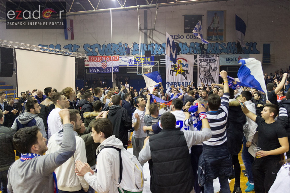 Humanitarno gledanje utakmice Zadar-Cibona (85-84) u Jazinama Humanitarno gledanje utakmice Zadar-Cibona (85-84) u Jazinama