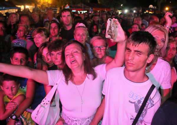 Virsko ljeto 2016: Tomislav Bralić i klapa Intrade oduševili 12 tisuća obožavatelja na virskoj rivi Virsko ljeto 2016: Tomislav Bralić i klapa Intrade oduševili 12 tisuća obožavatelja na virskoj rivi