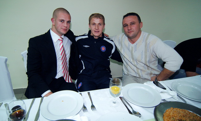 Zadar, 041209.
Bosnjacka nacionalna zajednica Zadarske zupanije organizirala je Bajramsko sijelo na kojem se okupilo stotinjak zadarskih Bosnjaka, a gost iznenadjenja bio je igrac Hajduka i reprezentetivac Bosne i Hercegovine Senijad Ibricic. Okupljene su