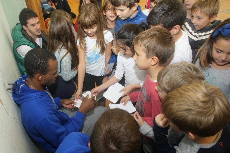 Ogledni košarkaški trening ŠK Zadar u OŠ “Šime Budinić”. Foto: Dino Stanin/PIXSELL