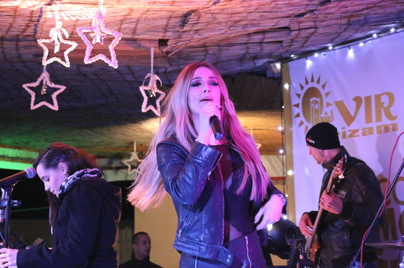 Virani 2016. godinu dočekali uz Lidiju Bačić, Leteći odred i spektakularan vatromet Virani 2016. godinu dočekali uz Lidiju Bačić, Leteći odred i spektakularan vatromet