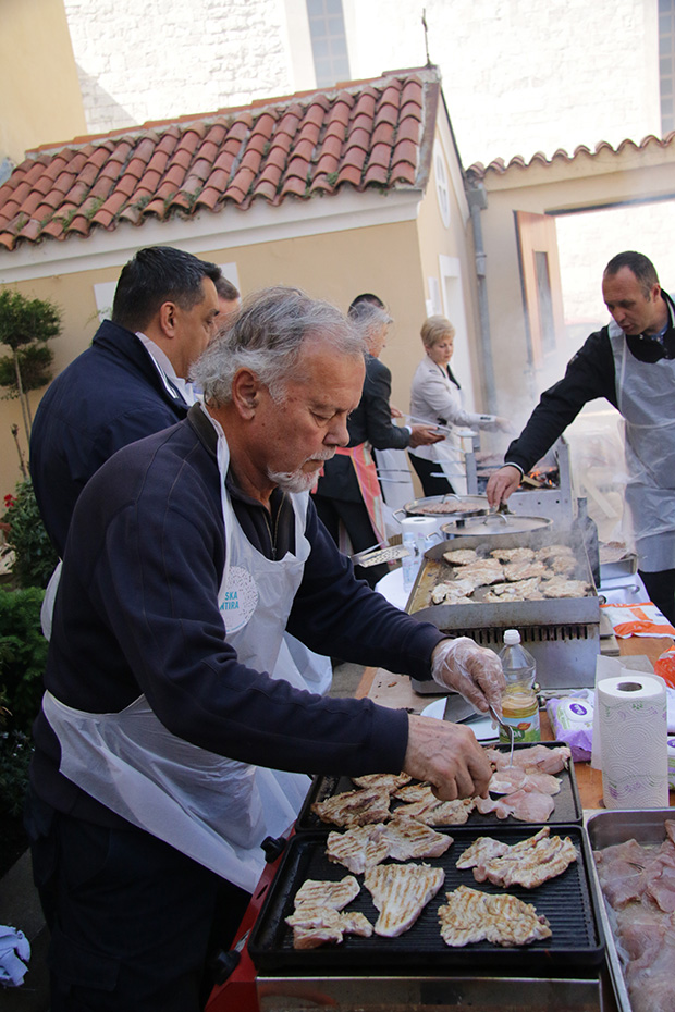 “Hrvatska volontira”: Roštiljada u Domu sv. Frane