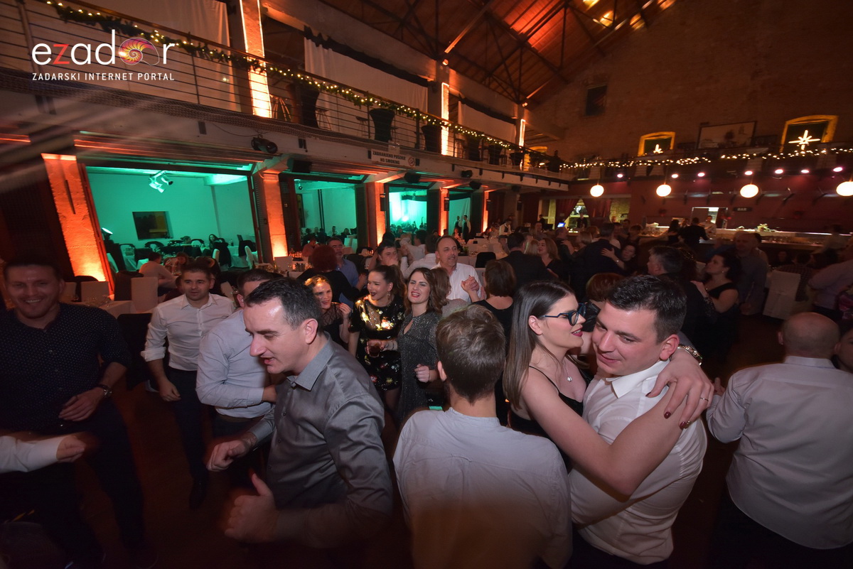 Tisuće Zadrana uživalo na krcatom Narodnom trgu i Tgu Petra Zoranića uz Tomislava Bralića i klapu Intrade Tisuće Zadrana uživalo na krcatom Narodnom trgu i Tgu Petra Zoranića uz Tomislava Bralića i klapu Intrade