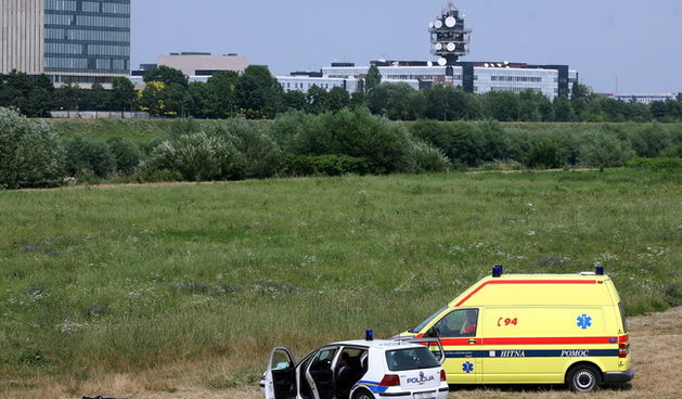 Zagreb, 040710.
Danas oko 11,40 na juznoj obali Save, 500 metara istocno od zeljeznickog mosta nadjen je mrtav muskarac. Muskarac se najvjerojatnije utopio a u blizini je bila i boca travarice.  
Na slici: ocevid.
Foto: Neja Markicevic / CROPIX